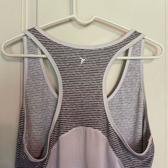 Old Navy Womens tank top XL (16)
Semi-fitted
Gray/white - Picture 6 of 7